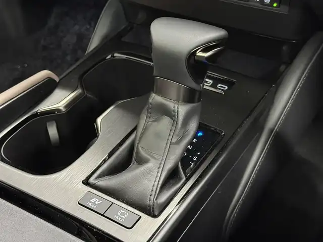 レクサス ＥＳ 300h バージョンL 三重県 2022(令4)年 0.9万km グラファイトブラックガラスフレーク ハイブリッド/FF/MTモード付フロアCVT/12.3インチナビ/（AM/FM/USB/Bluetooth/Miracast/TV/CarPlay/AndroidAuto）/パノラミックビューモニター/【OP】マークレビンソン プレミアムサラウンドサウンドシステム/ドラレコ 前後/ETC2.0/Lexus Safety System＋/●プリクラッシュセーフティ/●レーントレーシングアシスト/●レーダークルコン/●ブレードスキャンアダプティブハイビーム/●ロードサインアシスト/●ドライバー異常時対応システム/・ブラインドスポットモニター/・パーキングサポートブレーキ（静止物、後方接近車両＆歩行者）/・ITS Connect/・三眼フルLEDヘッドランプ/・【OP】デジタルインナーミラー/装備/・内装色『モーヴ』本革/・シートヒーター（ALL）/ベンチレーション（D/N）/ハンドルヒーター/・4wayランバーサポート付パワーシート（D10way/N8way）/・後席電動リクライニング/・3席独立温度調整オートエアコン/・ムーンルーフ/・電動リヤガラスサンシェード/・AC100Vコンセント（2ヶ・1500W）/・ハンズフリーパワートランク/・カラーヘッドアップディスプレイ/・ノイズリダクション 18インチAW/など