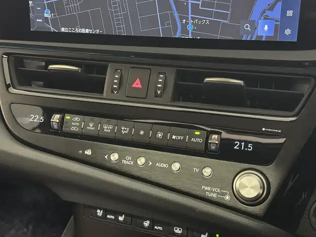 レクサス ＥＳ 300h バージョンL 三重県 2022(令4)年 0.9万km グラファイトブラックガラスフレーク ハイブリッド/FF/MTモード付フロアCVT/12.3インチナビ/（AM/FM/USB/Bluetooth/Miracast/TV/CarPlay/AndroidAuto）/パノラミックビューモニター/【OP】マークレビンソン プレミアムサラウンドサウンドシステム/ドラレコ 前後/ETC2.0/Lexus Safety System＋/●プリクラッシュセーフティ/●レーントレーシングアシスト/●レーダークルコン/●ブレードスキャンアダプティブハイビーム/●ロードサインアシスト/●ドライバー異常時対応システム/・ブラインドスポットモニター/・パーキングサポートブレーキ（静止物、後方接近車両＆歩行者）/・ITS Connect/・三眼フルLEDヘッドランプ/・【OP】デジタルインナーミラー/装備/・内装色『モーヴ』本革/・シートヒーター（ALL）/ベンチレーション（D/N）/ハンドルヒーター/・4wayランバーサポート付パワーシート（D10way/N8way）/・後席電動リクライニング/・3席独立温度調整オートエアコン/・ムーンルーフ/・電動リヤガラスサンシェード/・AC100Vコンセント（2ヶ・1500W）/・ハンズフリーパワートランク/・カラーヘッドアップディスプレイ/・ノイズリダクション 18インチAW/など