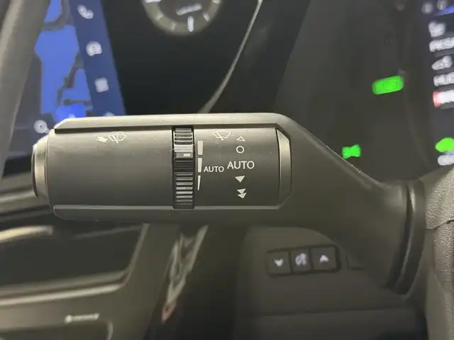 レクサス ＥＳ 300h バージョンL 三重県 2022(令4)年 0.9万km グラファイトブラックガラスフレーク ハイブリッド/FF/MTモード付フロアCVT/12.3インチナビ/（AM/FM/USB/Bluetooth/Miracast/TV/CarPlay/AndroidAuto）/パノラミックビューモニター/【OP】マークレビンソン プレミアムサラウンドサウンドシステム/ドラレコ 前後/ETC2.0/Lexus Safety System＋/●プリクラッシュセーフティ/●レーントレーシングアシスト/●レーダークルコン/●ブレードスキャンアダプティブハイビーム/●ロードサインアシスト/●ドライバー異常時対応システム/・ブラインドスポットモニター/・パーキングサポートブレーキ（静止物、後方接近車両＆歩行者）/・ITS Connect/・三眼フルLEDヘッドランプ/・【OP】デジタルインナーミラー/装備/・内装色『モーヴ』本革/・シートヒーター（ALL）/ベンチレーション（D/N）/ハンドルヒーター/・4wayランバーサポート付パワーシート（D10way/N8way）/・後席電動リクライニング/・3席独立温度調整オートエアコン/・ムーンルーフ/・電動リヤガラスサンシェード/・AC100Vコンセント（2ヶ・1500W）/・ハンズフリーパワートランク/・カラーヘッドアップディスプレイ/・ノイズリダクション 18インチAW/など