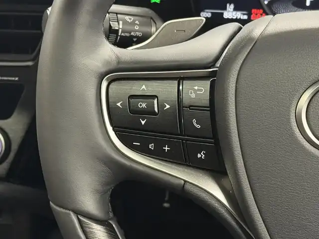 レクサス ＥＳ 300h バージョンL 三重県 2022(令4)年 0.9万km グラファイトブラックガラスフレーク ハイブリッド/FF/MTモード付フロアCVT/12.3インチナビ/（AM/FM/USB/Bluetooth/Miracast/TV/CarPlay/AndroidAuto）/パノラミックビューモニター/【OP】マークレビンソン プレミアムサラウンドサウンドシステム/ドラレコ 前後/ETC2.0/Lexus Safety System＋/●プリクラッシュセーフティ/●レーントレーシングアシスト/●レーダークルコン/●ブレードスキャンアダプティブハイビーム/●ロードサインアシスト/●ドライバー異常時対応システム/・ブラインドスポットモニター/・パーキングサポートブレーキ（静止物、後方接近車両＆歩行者）/・ITS Connect/・三眼フルLEDヘッドランプ/・【OP】デジタルインナーミラー/装備/・内装色『モーヴ』本革/・シートヒーター（ALL）/ベンチレーション（D/N）/ハンドルヒーター/・4wayランバーサポート付パワーシート（D10way/N8way）/・後席電動リクライニング/・3席独立温度調整オートエアコン/・ムーンルーフ/・電動リヤガラスサンシェード/・AC100Vコンセント（2ヶ・1500W）/・ハンズフリーパワートランク/・カラーヘッドアップディスプレイ/・ノイズリダクション 18インチAW/など