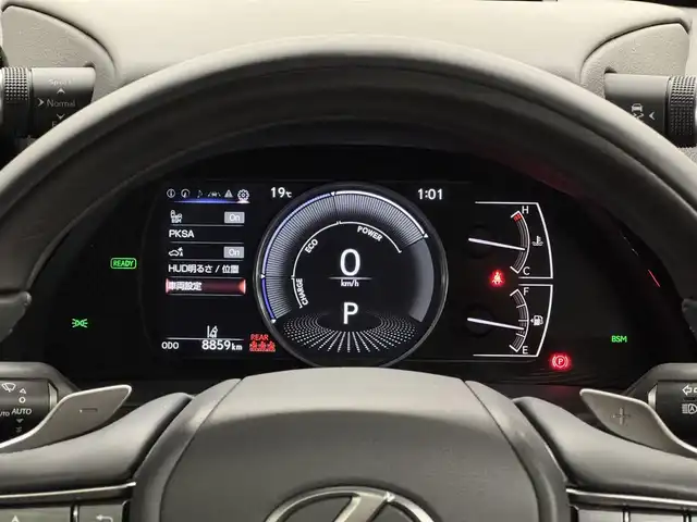 レクサス ＥＳ 300h バージョンL 三重県 2022(令4)年 0.9万km グラファイトブラックガラスフレーク ハイブリッド/FF/MTモード付フロアCVT/12.3インチナビ/（AM/FM/USB/Bluetooth/Miracast/TV/CarPlay/AndroidAuto）/パノラミックビューモニター/【OP】マークレビンソン プレミアムサラウンドサウンドシステム/ドラレコ 前後/ETC2.0/Lexus Safety System＋/●プリクラッシュセーフティ/●レーントレーシングアシスト/●レーダークルコン/●ブレードスキャンアダプティブハイビーム/●ロードサインアシスト/●ドライバー異常時対応システム/・ブラインドスポットモニター/・パーキングサポートブレーキ（静止物、後方接近車両＆歩行者）/・ITS Connect/・三眼フルLEDヘッドランプ/・【OP】デジタルインナーミラー/装備/・内装色『モーヴ』本革/・シートヒーター（ALL）/ベンチレーション（D/N）/ハンドルヒーター/・4wayランバーサポート付パワーシート（D10way/N8way）/・後席電動リクライニング/・3席独立温度調整オートエアコン/・ムーンルーフ/・電動リヤガラスサンシェード/・AC100Vコンセント（2ヶ・1500W）/・ハンズフリーパワートランク/・カラーヘッドアップディスプレイ/・ノイズリダクション 18インチAW/など