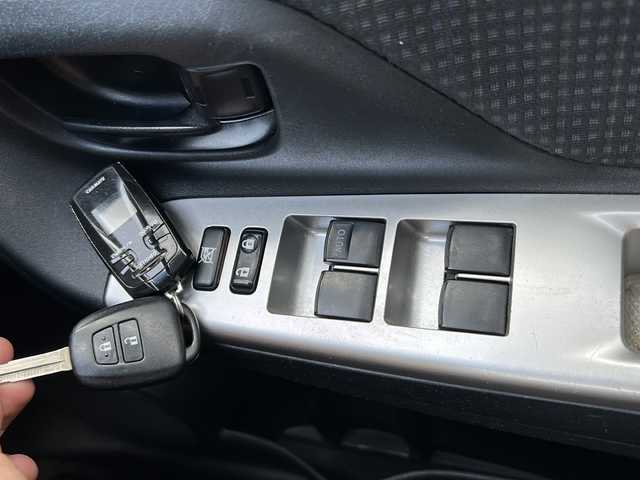 トヨタ ヴィッツ F 青森県 2014(平26)年 12.5万km スーパーホワイトⅡ 4WD/純正SDナビ・ワンセグTV/Bluetooth/バックカメラ/社外エンジンスターター/キーレスキー/ビルトインETC/前方ドライブレコーダー/盗難防止システム/ビルドインETC/保証書・取説書