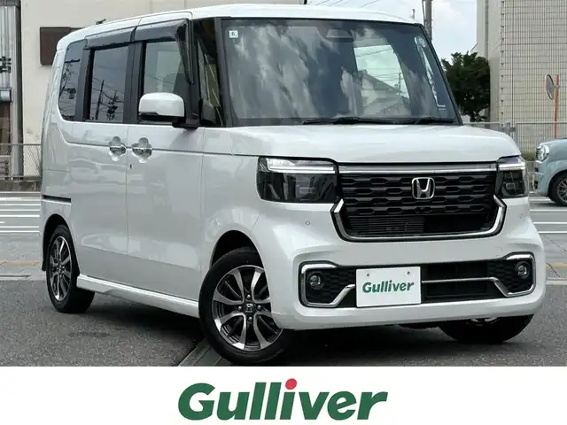 ホンダ Ｎ ＢＯＸ カスタム 三重県 2024(令6)年 1.8万km プラチナホワイトパール ホンダセンシング/純正9インチナビ/　・フルセグ/　・Bluetooth/　・ＵＳＢ（アップルカープレイ、アンドロイドオート）/　・ＤＶＤ/　・ＣＤ/両側パワースライドドア/LEDヘッドライト/LEDフォグライト/オートハイビーム/クルーズコントロール/D/N席シートヒーター/スマートキー/プッシュスタート/ソナーセンサー/シートバックテーブル/ステアリングスイッチ/オートリトラクタブルミラー/ターンミラー