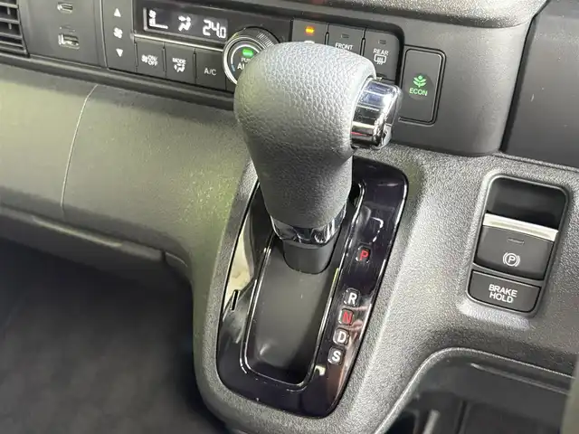 ホンダ Ｎ ＢＯＸ カスタム 三重県 2024(令6)年 1.8万km プラチナホワイトパール ホンダセンシング/純正9インチナビ/　・フルセグ/　・Bluetooth/　・ＵＳＢ（アップルカープレイ、アンドロイドオート）/　・ＤＶＤ/　・ＣＤ/両側パワースライドドア/LEDヘッドライト/LEDフォグライト/オートハイビーム/クルーズコントロール/D/N席シートヒーター/スマートキー/プッシュスタート/ソナーセンサー/シートバックテーブル/ステアリングスイッチ/オートリトラクタブルミラー/ターンミラー