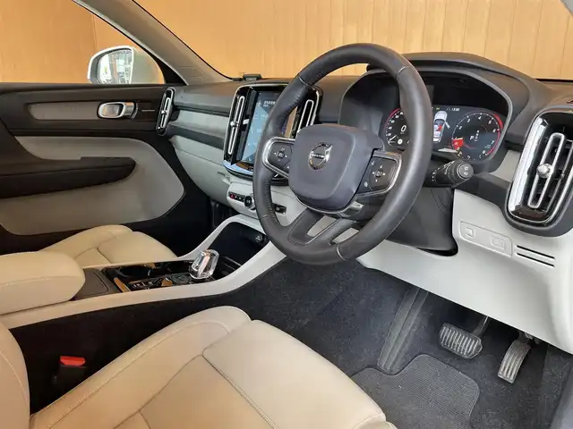 ボルボ ＸＣ４０ T4 AWD インスクリプション 愛知県 2019(令1)年 4.1万km クリスタルホワイトP 純正ナビ /フルセグTV /360度カメラ /harman/kardon /白革シート /シートヒーター/ステアリングヒーター /パノラマサンルーフ /パワーテールゲート /クリスタルシフト /ACC /LKA /BSM /純正19アルミホイール/LEDヘッドライト/オートライト/スマートキー