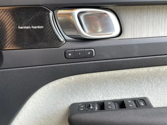 ボルボ ＸＣ４０ T4 AWD インスクリプション 愛知県 2019(令1)年 4.1万km クリスタルホワイトP 純正ナビ /フルセグTV /360度カメラ /harman/kardon /白革シート /シートヒーター/ステアリングヒーター /パノラマサンルーフ /パワーテールゲート /クリスタルシフト /ACC /LKA /BSM /純正19アルミホイール/LEDヘッドライト/オートライト/スマートキー