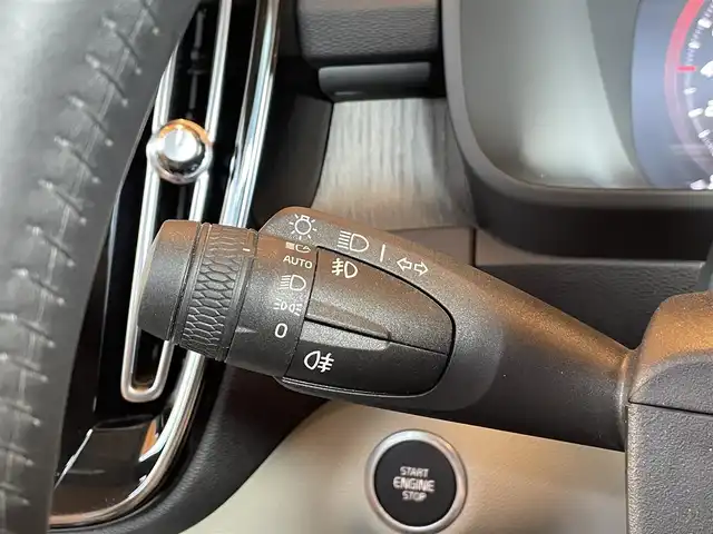 ボルボ ＸＣ４０ T4 AWD インスクリプション 愛知県 2019(令1)年 4.1万km クリスタルホワイトP 純正ナビ /フルセグTV /360度カメラ /harman/kardon /白革シート /シートヒーター/ステアリングヒーター /パノラマサンルーフ /パワーテールゲート /クリスタルシフト /ACC /LKA /BSM /純正19アルミホイール/LEDヘッドライト/オートライト/スマートキー