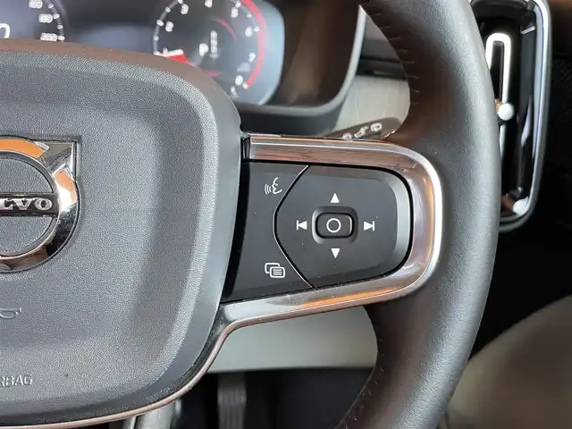 ボルボ ＸＣ４０ T4 AWD インスクリプション 愛知県 2019(令1)年 4.1万km クリスタルホワイトP 純正ナビ /フルセグTV /360度カメラ /harman/kardon /白革シート /シートヒーター/ステアリングヒーター /パノラマサンルーフ /パワーテールゲート /クリスタルシフト /ACC /LKA /BSM /純正19アルミホイール/LEDヘッドライト/オートライト/スマートキー