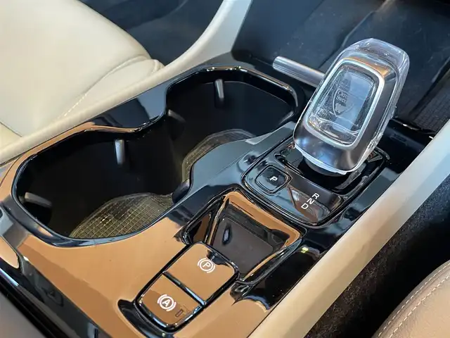 ボルボ ＸＣ４０ T4 AWD インスクリプション 愛知県 2019(令1)年 4.1万km クリスタルホワイトP 純正ナビ /フルセグTV /360度カメラ /harman/kardon /白革シート /シートヒーター/ステアリングヒーター /パノラマサンルーフ /パワーテールゲート /クリスタルシフト /ACC /LKA /BSM /純正19アルミホイール/LEDヘッドライト/オートライト/スマートキー
