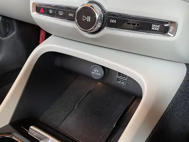 ボルボ ＸＣ４０ T4 AWD インスクリプション 愛知県 2019(令1)年 4.1万km クリスタルホワイトP 純正ナビ /フルセグTV /360度カメラ /harman/kardon /白革シート /シートヒーター/ステアリングヒーター /パノラマサンルーフ /パワーテールゲート /クリスタルシフト /ACC /LKA /BSM /純正19アルミホイール/LEDヘッドライト/オートライト/スマートキー