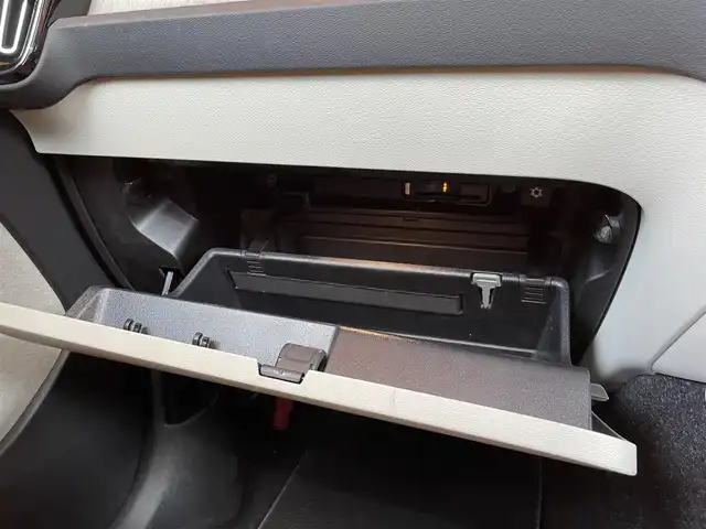 ボルボ ＸＣ４０ T4 AWD インスクリプション 愛知県 2019(令1)年 4.1万km クリスタルホワイトP 純正ナビ /フルセグTV /360度カメラ /harman/kardon /白革シート /シートヒーター/ステアリングヒーター /パノラマサンルーフ /パワーテールゲート /クリスタルシフト /ACC /LKA /BSM /純正19アルミホイール/LEDヘッドライト/オートライト/スマートキー