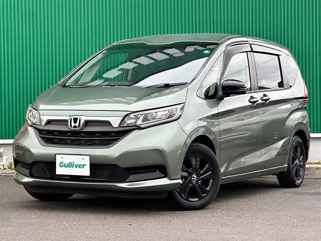 ホンダ フリード G ブラックスタイル 宮城県 2023(令5)年 0.9万km シルバーミストグリーンM BLACK STYLE専用装備/●フロントグリルガーニッシュ＆フロントグリル/●LEDヘッドライト＋LEDアクティブコーナリングライト/●ドアミラー（クリスタルブラック・パール）/●アウタードアハンドル（クリスタルブラック・パール）/●ブラック ファブリックシート＆ブラック インテリア/●15インチアルミホイール（ブラック）/●LEDハイマウント・ストップランプ（クリアタイプ）/●リアライセンスガーニッシュ/ホンダセンシング/・衝突軽減ブレーキ/・歩行者事故低減ステアリング/・アダプティブクルーズコントロール/・車線維持支援システム/・路外逸脱抑制機能/・誤発進抑制機能/・先行車発進お知らせ機能/・標識認識機能/・マルチインフォメーションディスプレイ/純正9インチナビ（VXM-247VFNi）/・CD/DVD/・Bluetooth/・フルセグTV/バックカメラ/前席シートヒーター/ロールサンシェード（リアドア）/両側パワースライドドア/スマートキー＆プッシュスタート/電動格納ミラー/純正15インチAW/純正フロアマット/ドアバイザー