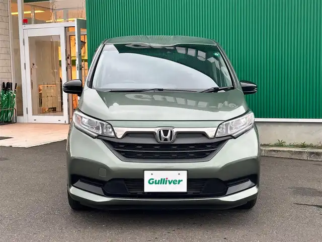ホンダ フリード G ブラックスタイル 宮城県 2023(令5)年 0.9万km シルバーミストグリーンM BLACK STYLE専用装備/●フロントグリルガーニッシュ＆フロントグリル/●LEDヘッドライト＋LEDアクティブコーナリングライト/●ドアミラー（クリスタルブラック・パール）/●アウタードアハンドル（クリスタルブラック・パール）/●ブラック ファブリックシート＆ブラック インテリア/●15インチアルミホイール（ブラック）/●LEDハイマウント・ストップランプ（クリアタイプ）/●リアライセンスガーニッシュ/ホンダセンシング/・衝突軽減ブレーキ/・歩行者事故低減ステアリング/・アダプティブクルーズコントロール/・車線維持支援システム/・路外逸脱抑制機能/・誤発進抑制機能/・先行車発進お知らせ機能/・標識認識機能/・マルチインフォメーションディスプレイ/純正9インチナビ（VXM-247VFNi）/・CD/DVD/・Bluetooth/・フルセグTV/バックカメラ/前席シートヒーター/ロールサンシェード（リアドア）/両側パワースライドドア/スマートキー＆プッシュスタート/電動格納ミラー/純正15インチAW/純正フロアマット/ドアバイザー