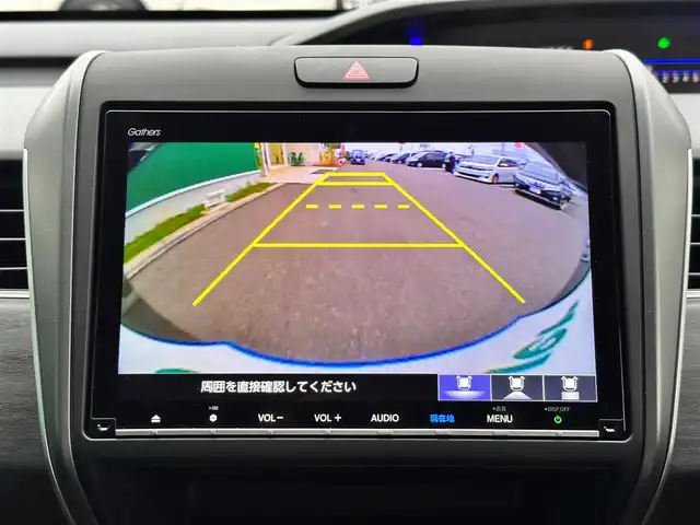 ホンダ フリード G ブラックスタイル 宮城県 2023(令5)年 0.9万km シルバーミストグリーンM BLACK STYLE専用装備/●フロントグリルガーニッシュ＆フロントグリル/●LEDヘッドライト＋LEDアクティブコーナリングライト/●ドアミラー（クリスタルブラック・パール）/●アウタードアハンドル（クリスタルブラック・パール）/●ブラック ファブリックシート＆ブラック インテリア/●15インチアルミホイール（ブラック）/●LEDハイマウント・ストップランプ（クリアタイプ）/●リアライセンスガーニッシュ/ホンダセンシング/・衝突軽減ブレーキ/・歩行者事故低減ステアリング/・アダプティブクルーズコントロール/・車線維持支援システム/・路外逸脱抑制機能/・誤発進抑制機能/・先行車発進お知らせ機能/・標識認識機能/・マルチインフォメーションディスプレイ/純正9インチナビ（VXM-247VFNi）/・CD/DVD/・Bluetooth/・フルセグTV/バックカメラ/前席シートヒーター/ロールサンシェード（リアドア）/両側パワースライドドア/スマートキー＆プッシュスタート/電動格納ミラー/純正15インチAW/純正フロアマット/ドアバイザー