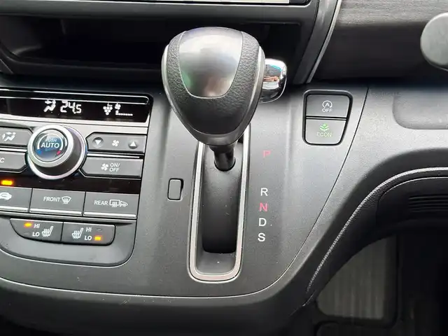 ホンダ フリード G ブラックスタイル 宮城県 2023(令5)年 0.9万km シルバーミストグリーンM BLACK STYLE専用装備/●フロントグリルガーニッシュ＆フロントグリル/●LEDヘッドライト＋LEDアクティブコーナリングライト/●ドアミラー（クリスタルブラック・パール）/●アウタードアハンドル（クリスタルブラック・パール）/●ブラック ファブリックシート＆ブラック インテリア/●15インチアルミホイール（ブラック）/●LEDハイマウント・ストップランプ（クリアタイプ）/●リアライセンスガーニッシュ/ホンダセンシング/・衝突軽減ブレーキ/・歩行者事故低減ステアリング/・アダプティブクルーズコントロール/・車線維持支援システム/・路外逸脱抑制機能/・誤発進抑制機能/・先行車発進お知らせ機能/・標識認識機能/・マルチインフォメーションディスプレイ/純正9インチナビ（VXM-247VFNi）/・CD/DVD/・Bluetooth/・フルセグTV/バックカメラ/前席シートヒーター/ロールサンシェード（リアドア）/両側パワースライドドア/スマートキー＆プッシュスタート/電動格納ミラー/純正15インチAW/純正フロアマット/ドアバイザー