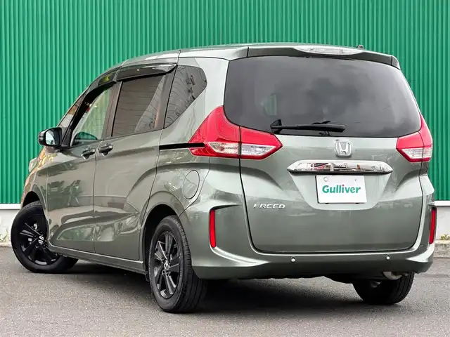ホンダ フリード G ブラックスタイル 宮城県 2023(令5)年 0.9万km シルバーミストグリーンM BLACK STYLE専用装備/●フロントグリルガーニッシュ＆フロントグリル/●LEDヘッドライト＋LEDアクティブコーナリングライト/●ドアミラー（クリスタルブラック・パール）/●アウタードアハンドル（クリスタルブラック・パール）/●ブラック ファブリックシート＆ブラック インテリア/●15インチアルミホイール（ブラック）/●LEDハイマウント・ストップランプ（クリアタイプ）/●リアライセンスガーニッシュ/ホンダセンシング/・衝突軽減ブレーキ/・歩行者事故低減ステアリング/・アダプティブクルーズコントロール/・車線維持支援システム/・路外逸脱抑制機能/・誤発進抑制機能/・先行車発進お知らせ機能/・標識認識機能/・マルチインフォメーションディスプレイ/純正9インチナビ（VXM-247VFNi）/・CD/DVD/・Bluetooth/・フルセグTV/バックカメラ/前席シートヒーター/ロールサンシェード（リアドア）/両側パワースライドドア/スマートキー＆プッシュスタート/電動格納ミラー/純正15インチAW/純正フロアマット/ドアバイザー