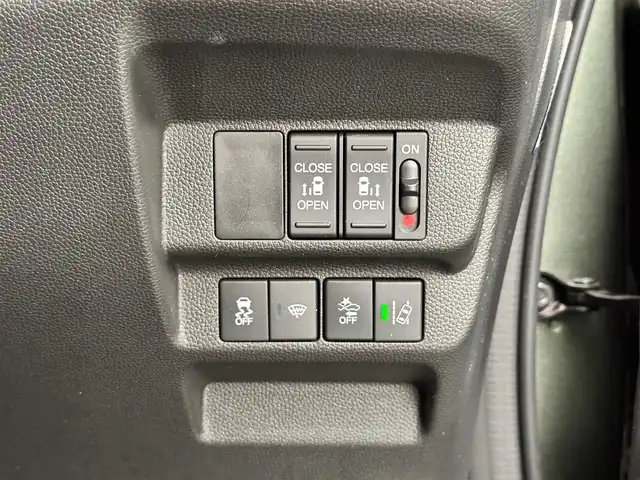 ホンダ フリード G ブラックスタイル 宮城県 2023(令5)年 0.9万km シルバーミストグリーンM BLACK STYLE専用装備/●フロントグリルガーニッシュ＆フロントグリル/●LEDヘッドライト＋LEDアクティブコーナリングライト/●ドアミラー（クリスタルブラック・パール）/●アウタードアハンドル（クリスタルブラック・パール）/●ブラック ファブリックシート＆ブラック インテリア/●15インチアルミホイール（ブラック）/●LEDハイマウント・ストップランプ（クリアタイプ）/●リアライセンスガーニッシュ/ホンダセンシング/・衝突軽減ブレーキ/・歩行者事故低減ステアリング/・アダプティブクルーズコントロール/・車線維持支援システム/・路外逸脱抑制機能/・誤発進抑制機能/・先行車発進お知らせ機能/・標識認識機能/・マルチインフォメーションディスプレイ/純正9インチナビ（VXM-247VFNi）/・CD/DVD/・Bluetooth/・フルセグTV/バックカメラ/前席シートヒーター/ロールサンシェード（リアドア）/両側パワースライドドア/スマートキー＆プッシュスタート/電動格納ミラー/純正15インチAW/純正フロアマット/ドアバイザー