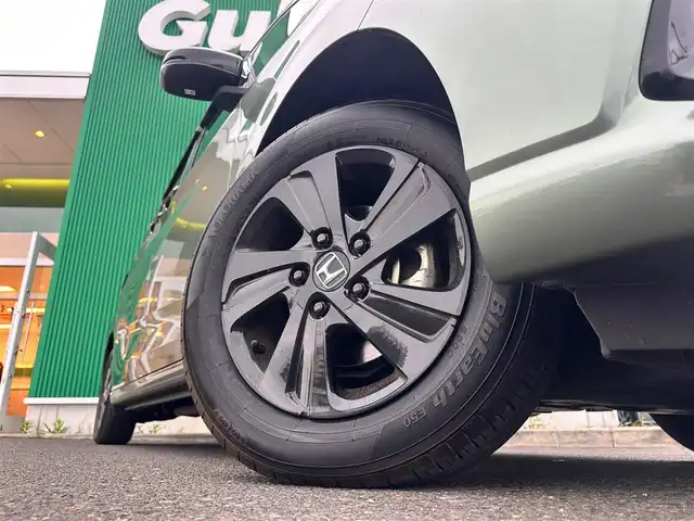 ホンダ フリード G ブラックスタイル 宮城県 2023(令5)年 0.9万km シルバーミストグリーンM BLACK STYLE専用装備/●フロントグリルガーニッシュ＆フロントグリル/●LEDヘッドライト＋LEDアクティブコーナリングライト/●ドアミラー（クリスタルブラック・パール）/●アウタードアハンドル（クリスタルブラック・パール）/●ブラック ファブリックシート＆ブラック インテリア/●15インチアルミホイール（ブラック）/●LEDハイマウント・ストップランプ（クリアタイプ）/●リアライセンスガーニッシュ/ホンダセンシング/・衝突軽減ブレーキ/・歩行者事故低減ステアリング/・アダプティブクルーズコントロール/・車線維持支援システム/・路外逸脱抑制機能/・誤発進抑制機能/・先行車発進お知らせ機能/・標識認識機能/・マルチインフォメーションディスプレイ/純正9インチナビ（VXM-247VFNi）/・CD/DVD/・Bluetooth/・フルセグTV/バックカメラ/前席シートヒーター/ロールサンシェード（リアドア）/両側パワースライドドア/スマートキー＆プッシュスタート/電動格納ミラー/純正15インチAW/純正フロアマット/ドアバイザー