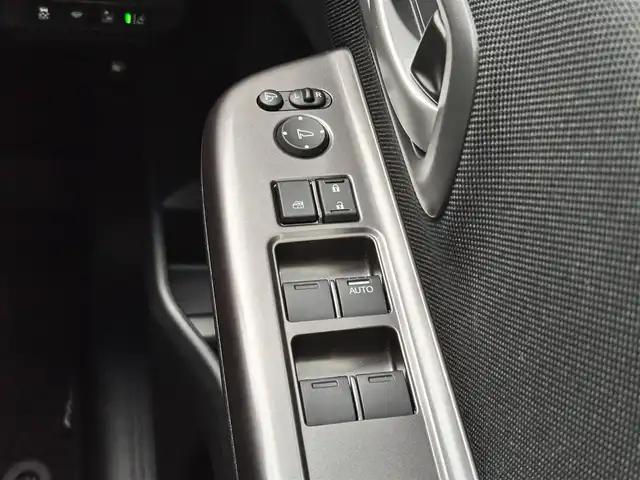 ホンダ フリード G ブラックスタイル 宮城県 2023(令5)年 0.9万km シルバーミストグリーンM BLACK STYLE専用装備/●フロントグリルガーニッシュ＆フロントグリル/●LEDヘッドライト＋LEDアクティブコーナリングライト/●ドアミラー（クリスタルブラック・パール）/●アウタードアハンドル（クリスタルブラック・パール）/●ブラック ファブリックシート＆ブラック インテリア/●15インチアルミホイール（ブラック）/●LEDハイマウント・ストップランプ（クリアタイプ）/●リアライセンスガーニッシュ/ホンダセンシング/・衝突軽減ブレーキ/・歩行者事故低減ステアリング/・アダプティブクルーズコントロール/・車線維持支援システム/・路外逸脱抑制機能/・誤発進抑制機能/・先行車発進お知らせ機能/・標識認識機能/・マルチインフォメーションディスプレイ/純正9インチナビ（VXM-247VFNi）/・CD/DVD/・Bluetooth/・フルセグTV/バックカメラ/前席シートヒーター/ロールサンシェード（リアドア）/両側パワースライドドア/スマートキー＆プッシュスタート/電動格納ミラー/純正15インチAW/純正フロアマット/ドアバイザー