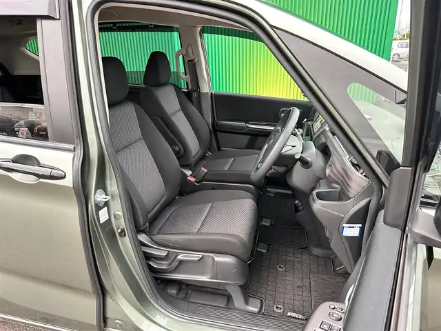 ホンダ フリード G ブラックスタイル 宮城県 2023(令5)年 0.9万km シルバーミストグリーンM BLACK STYLE専用装備/●フロントグリルガーニッシュ＆フロントグリル/●LEDヘッドライト＋LEDアクティブコーナリングライト/●ドアミラー（クリスタルブラック・パール）/●アウタードアハンドル（クリスタルブラック・パール）/●ブラック ファブリックシート＆ブラック インテリア/●15インチアルミホイール（ブラック）/●LEDハイマウント・ストップランプ（クリアタイプ）/●リアライセンスガーニッシュ/ホンダセンシング/・衝突軽減ブレーキ/・歩行者事故低減ステアリング/・アダプティブクルーズコントロール/・車線維持支援システム/・路外逸脱抑制機能/・誤発進抑制機能/・先行車発進お知らせ機能/・標識認識機能/・マルチインフォメーションディスプレイ/純正9インチナビ（VXM-247VFNi）/・CD/DVD/・Bluetooth/・フルセグTV/バックカメラ/前席シートヒーター/ロールサンシェード（リアドア）/両側パワースライドドア/スマートキー＆プッシュスタート/電動格納ミラー/純正15インチAW/純正フロアマット/ドアバイザー