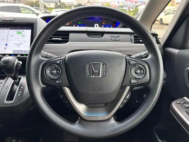 ホンダ フリード G ブラックスタイル 宮城県 2023(令5)年 0.9万km シルバーミストグリーンM BLACK STYLE専用装備/●フロントグリルガーニッシュ＆フロントグリル/●LEDヘッドライト＋LEDアクティブコーナリングライト/●ドアミラー（クリスタルブラック・パール）/●アウタードアハンドル（クリスタルブラック・パール）/●ブラック ファブリックシート＆ブラック インテリア/●15インチアルミホイール（ブラック）/●LEDハイマウント・ストップランプ（クリアタイプ）/●リアライセンスガーニッシュ/ホンダセンシング/・衝突軽減ブレーキ/・歩行者事故低減ステアリング/・アダプティブクルーズコントロール/・車線維持支援システム/・路外逸脱抑制機能/・誤発進抑制機能/・先行車発進お知らせ機能/・標識認識機能/・マルチインフォメーションディスプレイ/純正9インチナビ（VXM-247VFNi）/・CD/DVD/・Bluetooth/・フルセグTV/バックカメラ/前席シートヒーター/ロールサンシェード（リアドア）/両側パワースライドドア/スマートキー＆プッシュスタート/電動格納ミラー/純正15インチAW/純正フロアマット/ドアバイザー