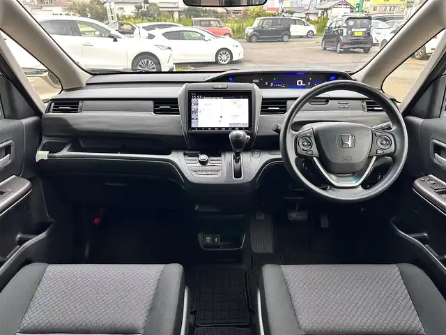 ホンダ フリード G ブラックスタイル 宮城県 2023(令5)年 0.9万km シルバーミストグリーンM BLACK STYLE専用装備/●フロントグリルガーニッシュ＆フロントグリル/●LEDヘッドライト＋LEDアクティブコーナリングライト/●ドアミラー（クリスタルブラック・パール）/●アウタードアハンドル（クリスタルブラック・パール）/●ブラック ファブリックシート＆ブラック インテリア/●15インチアルミホイール（ブラック）/●LEDハイマウント・ストップランプ（クリアタイプ）/●リアライセンスガーニッシュ/ホンダセンシング/・衝突軽減ブレーキ/・歩行者事故低減ステアリング/・アダプティブクルーズコントロール/・車線維持支援システム/・路外逸脱抑制機能/・誤発進抑制機能/・先行車発進お知らせ機能/・標識認識機能/・マルチインフォメーションディスプレイ/純正9インチナビ（VXM-247VFNi）/・CD/DVD/・Bluetooth/・フルセグTV/バックカメラ/前席シートヒーター/ロールサンシェード（リアドア）/両側パワースライドドア/スマートキー＆プッシュスタート/電動格納ミラー/純正15インチAW/純正フロアマット/ドアバイザー