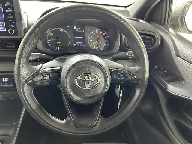 トヨタ ヤリス ハイブリッド X 佐賀県 2020(令2)年 6.8万km スーパーホワイトⅡ 純正7インチディスプレイオーディオナビ/Bluetooth/バックカメラ/ビルトインETC/前方ドライブレコーダー/レーダークルーズコントロール/トヨタセーフティーセンス/プリクラッシュセーフティー/レーントレーシングアラート/パーキングサポートブレーキ/クリアランスソナー/ロードサインアシスト/オートハイビーム/ライトレベライザー/純正フロアマット