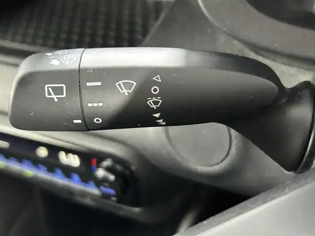 トヨタ ヤリス ハイブリッド X 佐賀県 2020(令2)年 6.8万km スーパーホワイトⅡ 純正7インチディスプレイオーディオナビ/Bluetooth/バックカメラ/ビルトインETC/前方ドライブレコーダー/レーダークルーズコントロール/トヨタセーフティーセンス/プリクラッシュセーフティー/レーントレーシングアラート/パーキングサポートブレーキ/クリアランスソナー/ロードサインアシスト/オートハイビーム/ライトレベライザー/純正フロアマット