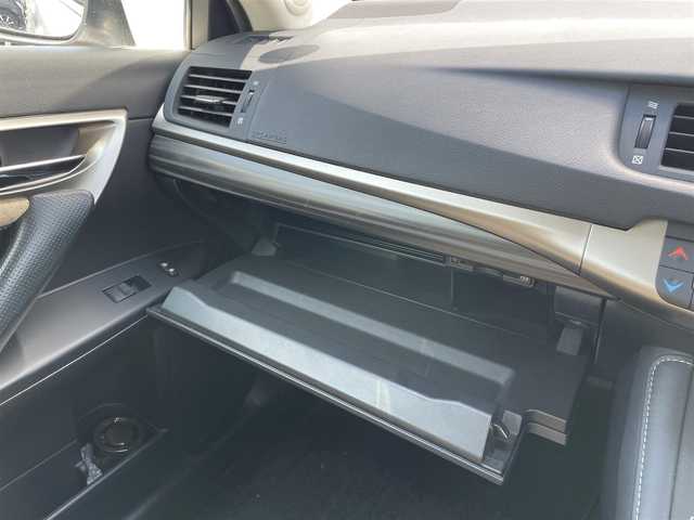 レクサス ＣＴ 200h バージョンC 兵庫県 2015(平27)年 5万km ソニッククォーツ 純正７インチＳＤナビ/フルセグＴＶ/Ｂｌｕｅｔｏｏｔｈ/バックカメラ/ＥＴＣ２．０/レーダークルーズコントロール/Ｆスポーツ用グリル/コーナーセンサー/シートヒーター/パワーシート/パドルシフト