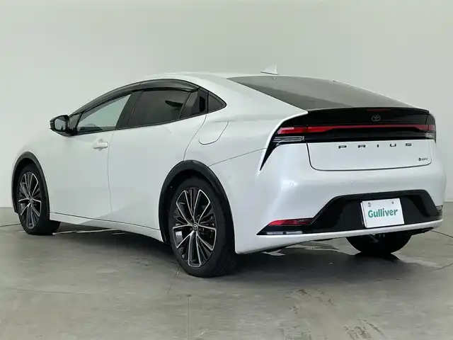 トヨタ プリウス Z 富山県 2024(令6)年 1.6万km プラチナホワイトパールマイカ 12.3インチDA（AM/FM/BT/USB）/・ナビ機能有/・AppleCarplay/・AndroidAuto/フルセグTV（キャンセラー付）/全方位カメラ/プリクラッシュセーフティシステム/レーンキープアシスト/レーダークルーズコントロール/クリアランスソナー/パーキングアシスト/BSM/PDA/RCTA/RCD/PKSB/RSA/LCA/FCTA/安心降車アシスト/周辺車両接近時サポート/後方車両接近告知/ドライブレコーダー/レザーシート/D席メモリ付パワーシート/前席シートヒーター/前席エアシート/ハンドルヒーター/ビルトインETC2.0/ワイヤレス充電/100V電源/横滑り防止装置/コーナーセンサー/パーキングアシスト/電動リアゲート/電格ウィンカーミラー/電動パーキングブレーキ/オートブレーキホールド/LEDヘッドライト/フォグランプ/プッシュスタート/スマートキー/保証書/取扱説明書
