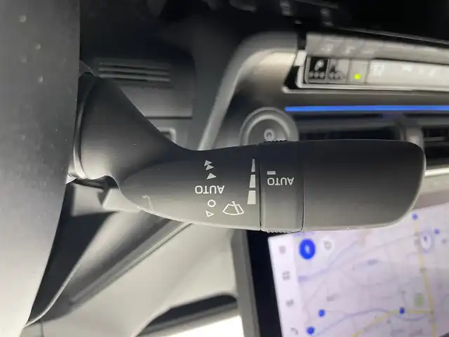 トヨタ プリウス Z 富山県 2024(令6)年 1.6万km プラチナホワイトパールマイカ 12.3インチDA（AM/FM/BT/USB）/・ナビ機能有/・AppleCarplay/・AndroidAuto/フルセグTV（キャンセラー付）/全方位カメラ/プリクラッシュセーフティシステム/レーンキープアシスト/レーダークルーズコントロール/クリアランスソナー/パーキングアシスト/BSM/PDA/RCTA/RCD/PKSB/RSA/LCA/FCTA/安心降車アシスト/周辺車両接近時サポート/後方車両接近告知/ドライブレコーダー/レザーシート/D席メモリ付パワーシート/前席シートヒーター/前席エアシート/ハンドルヒーター/ビルトインETC2.0/ワイヤレス充電/100V電源/横滑り防止装置/コーナーセンサー/パーキングアシスト/電動リアゲート/電格ウィンカーミラー/電動パーキングブレーキ/オートブレーキホールド/LEDヘッドライト/フォグランプ/プッシュスタート/スマートキー/保証書/取扱説明書