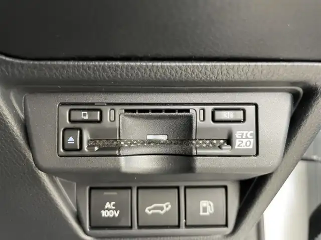 トヨタ プリウス Z 富山県 2024(令6)年 1.6万km プラチナホワイトパールマイカ 12.3インチDA（AM/FM/BT/USB）/・ナビ機能有/・AppleCarplay/・AndroidAuto/フルセグTV（キャンセラー付）/全方位カメラ/プリクラッシュセーフティシステム/レーンキープアシスト/レーダークルーズコントロール/クリアランスソナー/パーキングアシスト/BSM/PDA/RCTA/RCD/PKSB/RSA/LCA/FCTA/安心降車アシスト/周辺車両接近時サポート/後方車両接近告知/ドライブレコーダー/レザーシート/D席メモリ付パワーシート/前席シートヒーター/前席エアシート/ハンドルヒーター/ビルトインETC2.0/ワイヤレス充電/100V電源/横滑り防止装置/コーナーセンサー/パーキングアシスト/電動リアゲート/電格ウィンカーミラー/電動パーキングブレーキ/オートブレーキホールド/LEDヘッドライト/フォグランプ/プッシュスタート/スマートキー/保証書/取扱説明書
