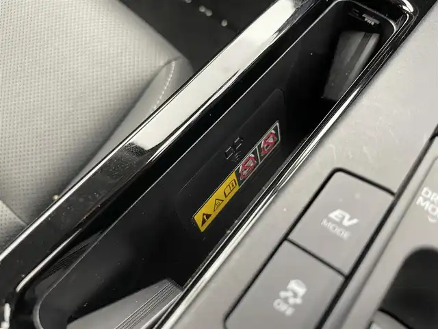 トヨタ プリウス Z 富山県 2024(令6)年 1.6万km プラチナホワイトパールマイカ 12.3インチDA（AM/FM/BT/USB）/・ナビ機能有/・AppleCarplay/・AndroidAuto/フルセグTV（キャンセラー付）/全方位カメラ/プリクラッシュセーフティシステム/レーンキープアシスト/レーダークルーズコントロール/クリアランスソナー/パーキングアシスト/BSM/PDA/RCTA/RCD/PKSB/RSA/LCA/FCTA/安心降車アシスト/周辺車両接近時サポート/後方車両接近告知/ドライブレコーダー/レザーシート/D席メモリ付パワーシート/前席シートヒーター/前席エアシート/ハンドルヒーター/ビルトインETC2.0/ワイヤレス充電/100V電源/横滑り防止装置/コーナーセンサー/パーキングアシスト/電動リアゲート/電格ウィンカーミラー/電動パーキングブレーキ/オートブレーキホールド/LEDヘッドライト/フォグランプ/プッシュスタート/スマートキー/保証書/取扱説明書