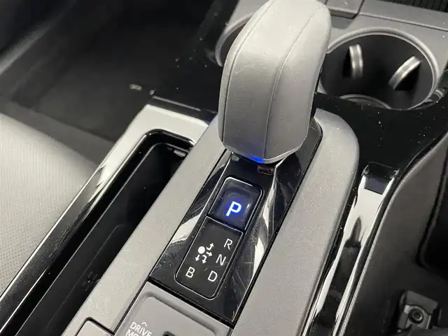 トヨタ プリウス Z 富山県 2024(令6)年 1.6万km プラチナホワイトパールマイカ 12.3インチDA（AM/FM/BT/USB）/・ナビ機能有/・AppleCarplay/・AndroidAuto/フルセグTV（キャンセラー付）/全方位カメラ/プリクラッシュセーフティシステム/レーンキープアシスト/レーダークルーズコントロール/クリアランスソナー/パーキングアシスト/BSM/PDA/RCTA/RCD/PKSB/RSA/LCA/FCTA/安心降車アシスト/周辺車両接近時サポート/後方車両接近告知/ドライブレコーダー/レザーシート/D席メモリ付パワーシート/前席シートヒーター/前席エアシート/ハンドルヒーター/ビルトインETC2.0/ワイヤレス充電/100V電源/横滑り防止装置/コーナーセンサー/パーキングアシスト/電動リアゲート/電格ウィンカーミラー/電動パーキングブレーキ/オートブレーキホールド/LEDヘッドライト/フォグランプ/プッシュスタート/スマートキー/保証書/取扱説明書