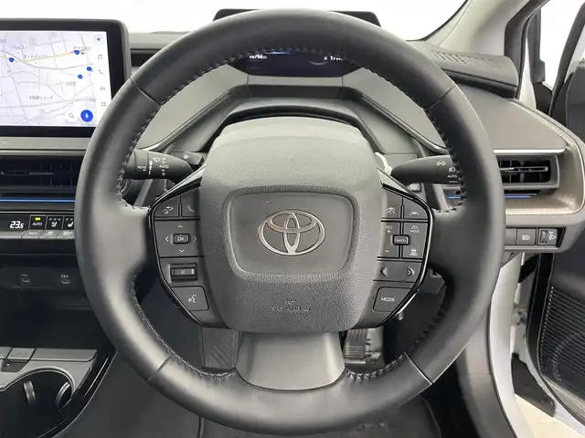 トヨタ プリウス Z 富山県 2024(令6)年 1.6万km プラチナホワイトパールマイカ 12.3インチDA（AM/FM/BT/USB）/・ナビ機能有/・AppleCarplay/・AndroidAuto/フルセグTV（キャンセラー付）/全方位カメラ/プリクラッシュセーフティシステム/レーンキープアシスト/レーダークルーズコントロール/クリアランスソナー/パーキングアシスト/BSM/PDA/RCTA/RCD/PKSB/RSA/LCA/FCTA/安心降車アシスト/周辺車両接近時サポート/後方車両接近告知/ドライブレコーダー/レザーシート/D席メモリ付パワーシート/前席シートヒーター/前席エアシート/ハンドルヒーター/ビルトインETC2.0/ワイヤレス充電/100V電源/横滑り防止装置/コーナーセンサー/パーキングアシスト/電動リアゲート/電格ウィンカーミラー/電動パーキングブレーキ/オートブレーキホールド/LEDヘッドライト/フォグランプ/プッシュスタート/スマートキー/保証書/取扱説明書
