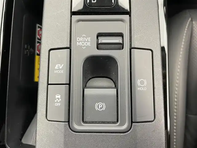 トヨタ プリウス Z 富山県 2024(令6)年 1.6万km プラチナホワイトパールマイカ 12.3インチDA（AM/FM/BT/USB）/・ナビ機能有/・AppleCarplay/・AndroidAuto/フルセグTV（キャンセラー付）/全方位カメラ/プリクラッシュセーフティシステム/レーンキープアシスト/レーダークルーズコントロール/クリアランスソナー/パーキングアシスト/BSM/PDA/RCTA/RCD/PKSB/RSA/LCA/FCTA/安心降車アシスト/周辺車両接近時サポート/後方車両接近告知/ドライブレコーダー/レザーシート/D席メモリ付パワーシート/前席シートヒーター/前席エアシート/ハンドルヒーター/ビルトインETC2.0/ワイヤレス充電/100V電源/横滑り防止装置/コーナーセンサー/パーキングアシスト/電動リアゲート/電格ウィンカーミラー/電動パーキングブレーキ/オートブレーキホールド/LEDヘッドライト/フォグランプ/プッシュスタート/スマートキー/保証書/取扱説明書