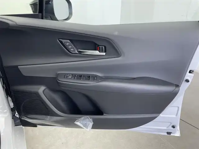 トヨタ プリウス Z 富山県 2024(令6)年 1.6万km プラチナホワイトパールマイカ 12.3インチDA（AM/FM/BT/USB）/・ナビ機能有/・AppleCarplay/・AndroidAuto/フルセグTV（キャンセラー付）/全方位カメラ/プリクラッシュセーフティシステム/レーンキープアシスト/レーダークルーズコントロール/クリアランスソナー/パーキングアシスト/BSM/PDA/RCTA/RCD/PKSB/RSA/LCA/FCTA/安心降車アシスト/周辺車両接近時サポート/後方車両接近告知/ドライブレコーダー/レザーシート/D席メモリ付パワーシート/前席シートヒーター/前席エアシート/ハンドルヒーター/ビルトインETC2.0/ワイヤレス充電/100V電源/横滑り防止装置/コーナーセンサー/パーキングアシスト/電動リアゲート/電格ウィンカーミラー/電動パーキングブレーキ/オートブレーキホールド/LEDヘッドライト/フォグランプ/プッシュスタート/スマートキー/保証書/取扱説明書