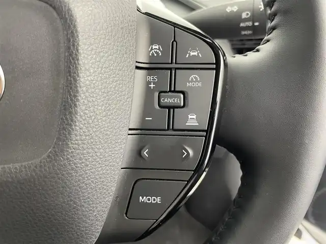 トヨタ プリウス Z 富山県 2024(令6)年 1.6万km プラチナホワイトパールマイカ 12.3インチDA（AM/FM/BT/USB）/・ナビ機能有/・AppleCarplay/・AndroidAuto/フルセグTV（キャンセラー付）/全方位カメラ/プリクラッシュセーフティシステム/レーンキープアシスト/レーダークルーズコントロール/クリアランスソナー/パーキングアシスト/BSM/PDA/RCTA/RCD/PKSB/RSA/LCA/FCTA/安心降車アシスト/周辺車両接近時サポート/後方車両接近告知/ドライブレコーダー/レザーシート/D席メモリ付パワーシート/前席シートヒーター/前席エアシート/ハンドルヒーター/ビルトインETC2.0/ワイヤレス充電/100V電源/横滑り防止装置/コーナーセンサー/パーキングアシスト/電動リアゲート/電格ウィンカーミラー/電動パーキングブレーキ/オートブレーキホールド/LEDヘッドライト/フォグランプ/プッシュスタート/スマートキー/保証書/取扱説明書