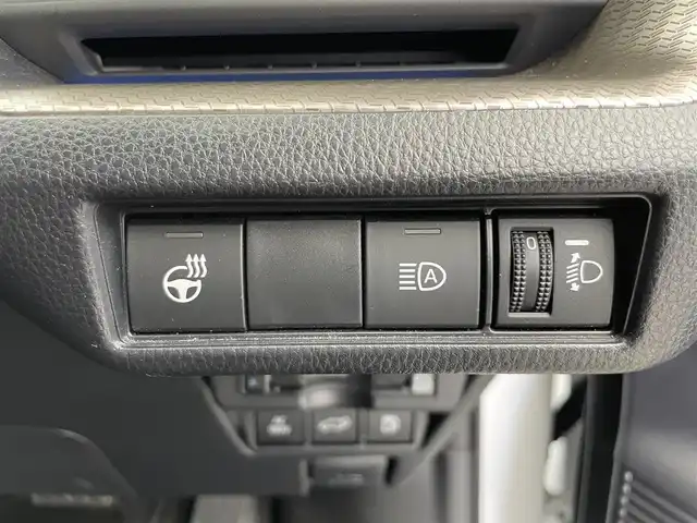 トヨタ プリウス Z 富山県 2024(令6)年 1.6万km プラチナホワイトパールマイカ 12.3インチDA（AM/FM/BT/USB）/・ナビ機能有/・AppleCarplay/・AndroidAuto/フルセグTV（キャンセラー付）/全方位カメラ/プリクラッシュセーフティシステム/レーンキープアシスト/レーダークルーズコントロール/クリアランスソナー/パーキングアシスト/BSM/PDA/RCTA/RCD/PKSB/RSA/LCA/FCTA/安心降車アシスト/周辺車両接近時サポート/後方車両接近告知/ドライブレコーダー/レザーシート/D席メモリ付パワーシート/前席シートヒーター/前席エアシート/ハンドルヒーター/ビルトインETC2.0/ワイヤレス充電/100V電源/横滑り防止装置/コーナーセンサー/パーキングアシスト/電動リアゲート/電格ウィンカーミラー/電動パーキングブレーキ/オートブレーキホールド/LEDヘッドライト/フォグランプ/プッシュスタート/スマートキー/保証書/取扱説明書