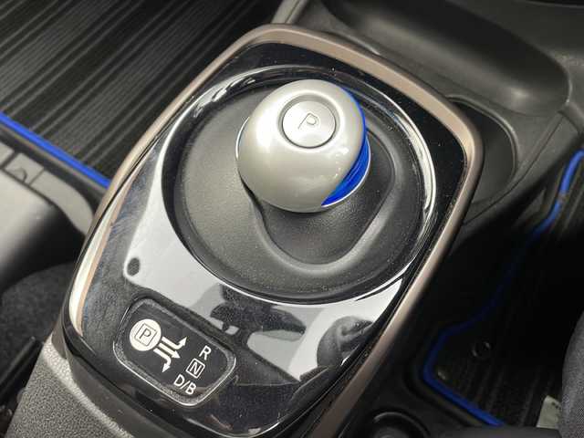 日産 ノート e－パワー メダリスト 大阪府 2017(平29)年 5.9万km シャイニングブルー 純正SDナビ/全方位カメラ/ETC/ハーフレザーシート/コーナーセンサー後ろ/純正アルミホイール/純正フロアマット/衝突被害軽減システム
