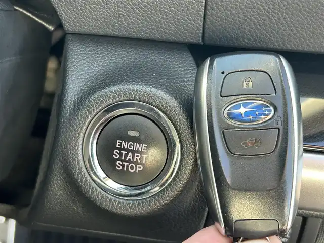 スバル アウトバック リミテッド 埼玉県 2015(平27)年 10.2万km プラチナムグレーM 登録時101725km/4WD/純正ナビ（フルセグTV/AM/FM/BT）/バックカメラ/純正18インチアルミ/ルーフレール/黒レザーシート/前席パワーシート/前席シートヒーター/パワーバックドア/衝突軽減ブレーキ/追従クルーズコントロール/アクティブレーンキープ/前方ドライブレコーダー/ビルトインETC/パドルシフト/MT付きAT/純正LEDヘッドライト/純正フロアマット/純正ドアバイザー/ルーフレール/フォグランプ/Aストップ/スマートキー/Pスタート/スペアキー1本/保証書/車両取扱説明書