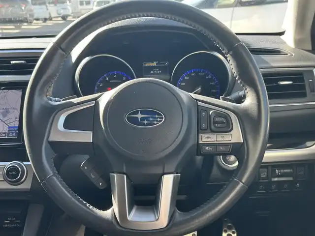 スバル アウトバック リミテッド 埼玉県 2015(平27)年 10.2万km プラチナムグレーM 登録時101725km/4WD/純正ナビ（フルセグTV/AM/FM/BT）/バックカメラ/純正18インチアルミ/ルーフレール/黒レザーシート/前席パワーシート/前席シートヒーター/パワーバックドア/衝突軽減ブレーキ/追従クルーズコントロール/アクティブレーンキープ/前方ドライブレコーダー/ビルトインETC/パドルシフト/MT付きAT/純正LEDヘッドライト/純正フロアマット/純正ドアバイザー/ルーフレール/フォグランプ/Aストップ/スマートキー/Pスタート/スペアキー1本/保証書/車両取扱説明書