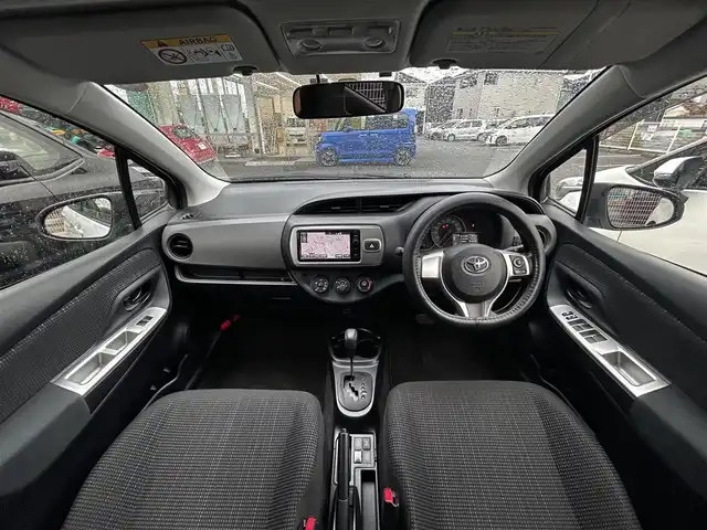 トヨタ ヴィッツ F 静岡県 2015(平27)年 12.5万km スーパーホワイトⅡ ユーザー買取車両/純正SDナビ（NSZN-W64T）/[AM/FM/TV/BT/CD]/アイドリンクストップ/リモコンキー/バックカメラ/ETC/横滑り防止装置/保証書/取扱説明書