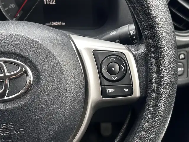 トヨタ ヴィッツ F 静岡県 2015(平27)年 12.5万km スーパーホワイトⅡ ユーザー買取車両/純正SDナビ（NSZN-W64T）/[AM/FM/TV/BT/CD]/アイドリンクストップ/リモコンキー/バックカメラ/ETC/横滑り防止装置/保証書/取扱説明書