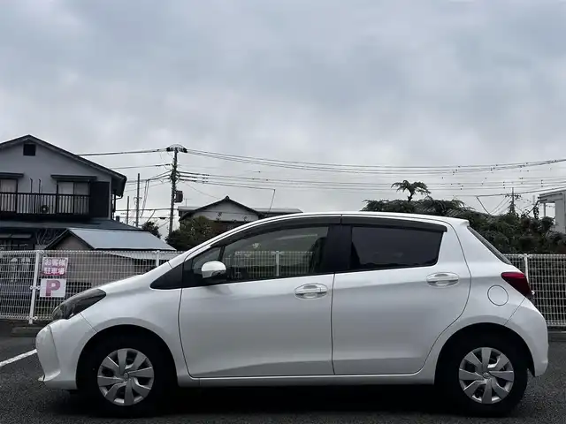 トヨタ ヴィッツ F 静岡県 2015(平27)年 12.5万km スーパーホワイトⅡ ユーザー買取車両/純正SDナビ（NSZN-W64T）/[AM/FM/TV/BT/CD]/アイドリンクストップ/リモコンキー/バックカメラ/ETC/横滑り防止装置/保証書/取扱説明書