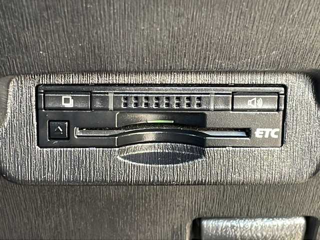 トヨタ プリウス α S 千葉県 2015(平27)年 3.5万km ホワイトパールクリスタルシャイン アルパイン９インチナビ/フルセグTV/Bluetooth/CD/DVD/HDMI/バックカメラ/前後コーナーセンサー/ビルトインETC/横滑り防止装置/盗難防止装置/オートライト/LEDフォグランプ/ALLオートウィンドウ/プッシュスタート/スマートキー/スペアキー１本/ウィンカーミラー/電動格納ミラー/純正フロアマット/純正ドアバイザー/保証書/取扱説明書