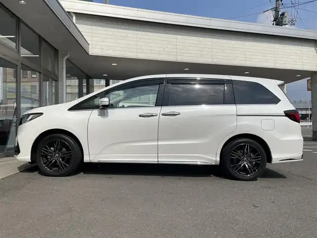 ホンダ オデッセイ アブソルート EX 青森県 2022(令4)年 3.3万km プラチナホワイトパール ４WD/純正ディーラーOPナビ(CD/DVD/BT/フルセグ)/15.6インチリア席モニター/両側パワースライドドア/ジェスチャーコントロールスライドドア/アダプティブクルーズコントロール/レーンキープアシスト/パーキングアシスト/クリアランスソナー/ブラインドスポットモニター/マルチビューモニター（フロント/バック/サイド/全周囲）/ビルトインETC2.0/アイドリングストップ/ECONモード/前席シートヒーター/ハーフレザーシート/革巻きステアリング/ステアリングリモコン/パドルシフト/プッシュスタート/スマートキー/LEDヘッドライト/オートライト/フォグランプ/純正フロアマット/ドアバイザー/18インチアルミホイール/社外AW付冬タイヤ積込/純正エンジンスターター/スペアキー