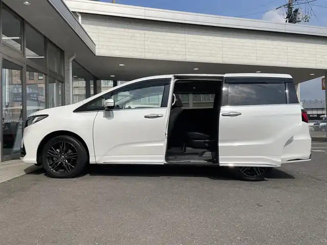 ホンダ オデッセイ アブソルート EX 青森県 2022(令4)年 3.3万km プラチナホワイトパール ４WD/純正ディーラーOPナビ(CD/DVD/BT/フルセグ)/15.6インチリア席モニター/両側パワースライドドア/ジェスチャーコントロールスライドドア/アダプティブクルーズコントロール/レーンキープアシスト/パーキングアシスト/クリアランスソナー/ブラインドスポットモニター/マルチビューモニター（フロント/バック/サイド/全周囲）/ビルトインETC2.0/アイドリングストップ/ECONモード/前席シートヒーター/ハーフレザーシート/革巻きステアリング/ステアリングリモコン/パドルシフト/プッシュスタート/スマートキー/LEDヘッドライト/オートライト/フォグランプ/純正フロアマット/ドアバイザー/18インチアルミホイール/社外AW付冬タイヤ積込/純正エンジンスターター/スペアキー