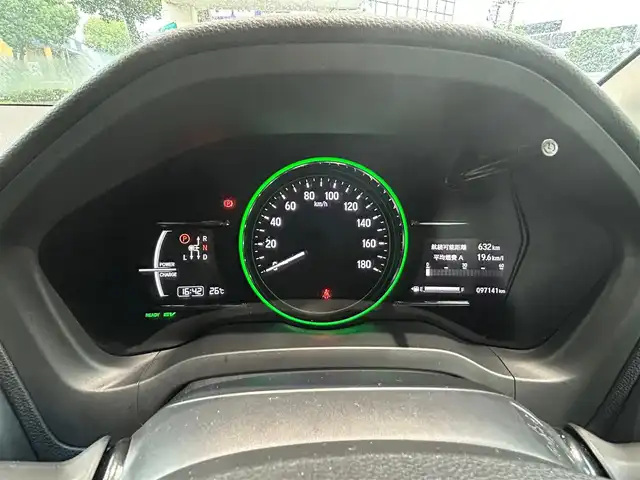 ホンダ ヴェゼル ハイブリッド Z ホンダセンシング 熊本県 2018(平30)年 9.8万km プラチナホワイトパール 4WD/ホンダセンシング/プッシュスタート/純正ナビ/（CD・DVD・フルセグTV・BTオーディオ・SD）/バックカメラ/ビルトインETC/ドライブレコーダー/純正17インチAW/レーダークルーズ/パドルシフト/レザー調シートカバー/前席シートヒーター/LEDヘッドライト/オートライト/LEDフォグライト/横滑り防止装置/ウィンカーミラー/純正フロアマット/純正ドアバイザー/新車保証書/取扱説明書/スマートスペアキー×1本