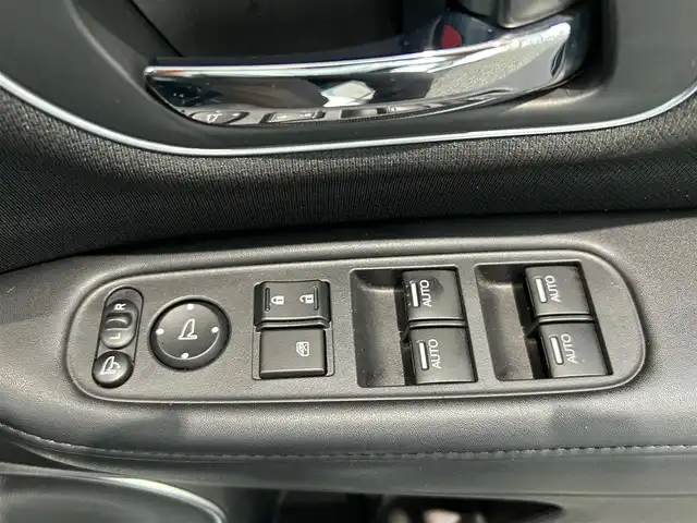 ホンダ ヴェゼル ハイブリッド Z ホンダセンシング 熊本県 2018(平30)年 9.8万km プラチナホワイトパール 4WD/ホンダセンシング/プッシュスタート/純正ナビ/（CD・DVD・フルセグTV・BTオーディオ・SD）/バックカメラ/ビルトインETC/ドライブレコーダー/純正17インチAW/レーダークルーズ/パドルシフト/レザー調シートカバー/前席シートヒーター/LEDヘッドライト/オートライト/LEDフォグライト/横滑り防止装置/ウィンカーミラー/純正フロアマット/純正ドアバイザー/新車保証書/取扱説明書/スマートスペアキー×1本